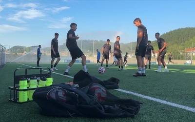 Bailarako futbol taldeak entrenamenduetara itzuli dira
