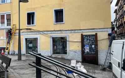 Itxaso mertzeriako fatxada garbitzen eta konpontzen dihardute