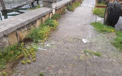 Oria ibaiak gainezka egin du hainbat puntutan marea biziak direla-eta