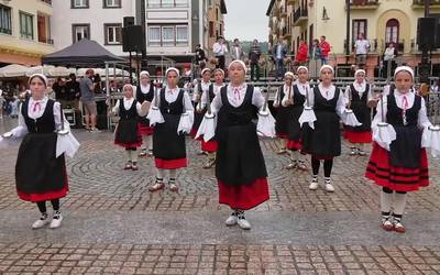 Haurren Euskal Jai Eguneko dantza emanaldia