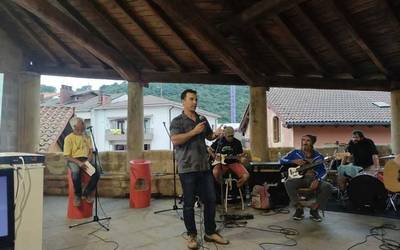 Harrera "oso ona" izan du 'EH Petrel!' liburuaren irakurraldi musikatuak
