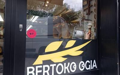 Zornotzako 20 komertziok dendetan euskaraz aritzeko gonbitea egin diete herritarrei