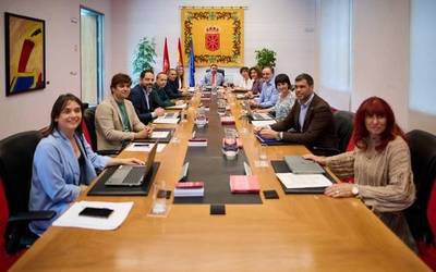 Astean behin eginen dituzte osoko bilkurak parlamentuan