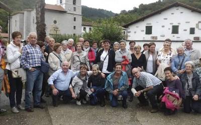 Etxalarko Larraburua elkarteak antolaturiko jardueraz aritu gara Ana Mari Indabururekin.