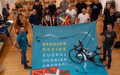 Vueltan euskal ikurrak ateratzeko deia