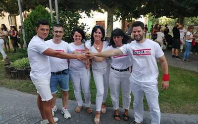 Zapi gorria jantzi dute Ziordian