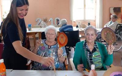 'Garapenerako hezkuntza sentsibilizazioa' proiektua egiten ari dira Elizondoko zahar etxean
