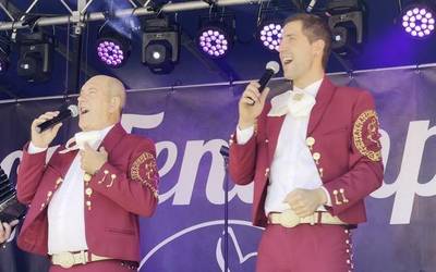 Mariatxi doinuen erritmora egin dute kantuan eta dantzan gatzagarrek