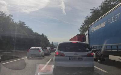 Istripua izan da AP-8 autobidean Orio parean eta bi kilometrotako auto-ilarak daude Bilboko noranzkoan