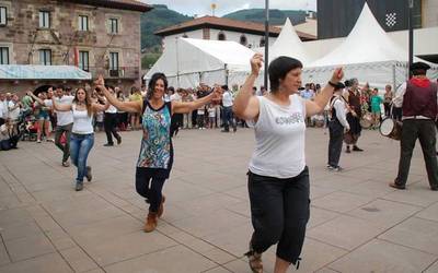 Baztango mutil dantzak ikasteko aukera izanen da Beran igandean