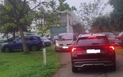Auto ilarak eta aparkatzeko arazoak errepikatu dira gaur Etxaurren Ikastolan