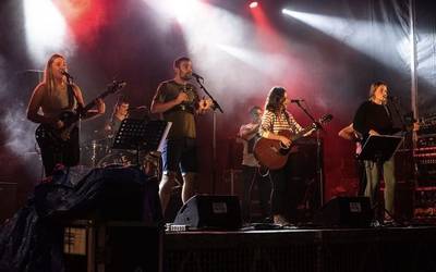 Musika eskaintza zabala Bergarako plazan eta txosnagunean
