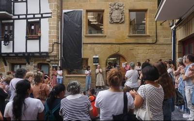 Ireki ditu ateak hainbeste esperotako Saregile Orioko Emakumeon* Etxeak