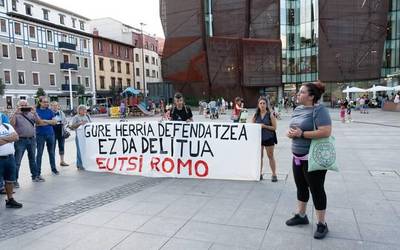 Itzubaltzeta/Romoko nagusien etxea babesteko protesten harira deklaratu duten auzokide bien aldeko elkarretaratzeak egin dituzte