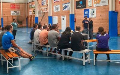 Lehen sorospen ikastaroa egin dute Errekako eskubaloi entrenatzaileek