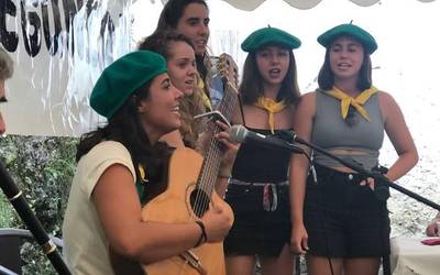 Giro eta umore ederra izan dute Lesakako Arrano elkartearen egunean