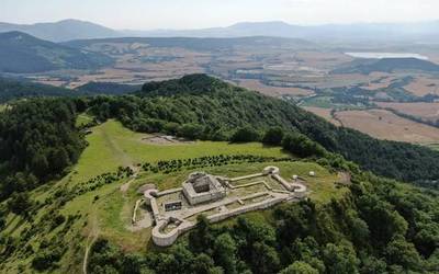 Irulegiko arbasoek etxean errotarria zuten eta olioa zein ardoa inportatu egiten zituzten