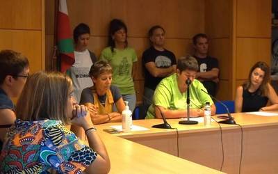 Eusko Jaurlaritzarekin bildu dira Etxaurren Ikastolako gurasoak, zuzendaria eta Aiarako alkateordea, garraioaren aferaz hitz egiteko