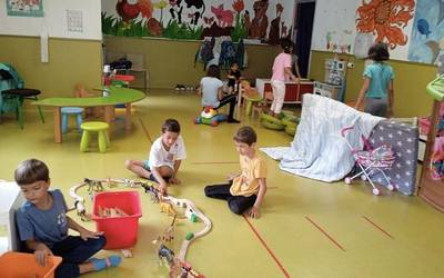 Hamasei neska-mutikorekin ireki dute ikasturtea ludoteka zerbitzuan