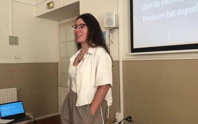 Erroxe Etxabarri: "Hemen gaude erakusteko emakumeok ere egiten ditugula matematikak"