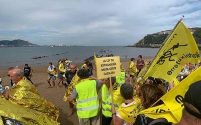 Milaka pertsona migratzailek bizi duten errealitate krudela mahai-gaineratu du "Itsasoak dakarkiguna" ekimenak