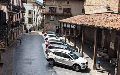 Karrikan autoak ongi aparkatzeko eskatu du Doneztebeko Udalak