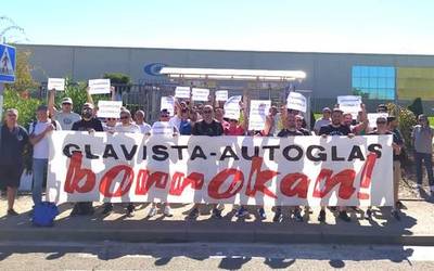 Guardian multinazionalak Tuteran duen lantegira eraman dituzte aldarrikapenak Autoglas-Glavistako beharginek