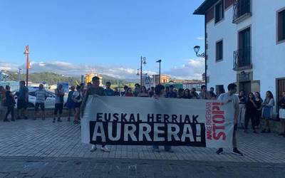 Elkarretaratzea egin dute Barbado eta Zelaiaren espetxeratzeko agindua salatzeko