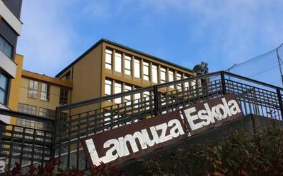 Lamuza Eskolan umeek jasotzen duten catering zerbitzuko janaria "ezin dela jan" salatu dute gurasoek