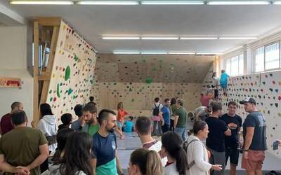 Jende ugarik parte hartu du Urduñako boulderraren inaugurazioan