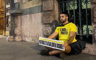 Ernaiko militanteek Moyuako Espainiako Gobernuaren ordezkaritzan protesta egin dute gaur goizean