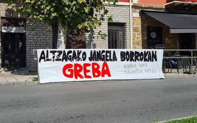 Altzaga Ikastolako jangelako langileak greba mugagabean daude gaurtik aurrera