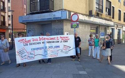 Ibar Nagusien Etxea elkarteko kideek euren aldarrikapenak kalera atera dituzte Adinekoen Nazioarteko Egunean