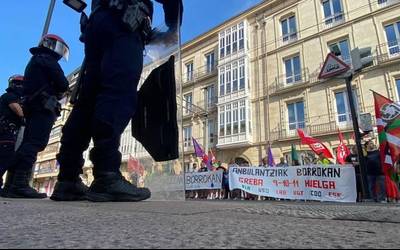 Anbulantzietako langileek protesta egin dute Eusko Legebiltzarrean