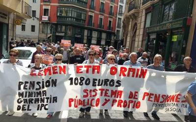 Kalean eskatzen segitzen dute gutxieneko pentsioa 1.080 eurokoa izatea