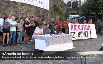 [BIDEOA]: Arxuria ez hunkitzeko eskatuz prentsaurrekoa egin dute gaur Zugarramurdin