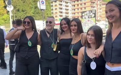 Dotore jantzita irten da jendea kalera