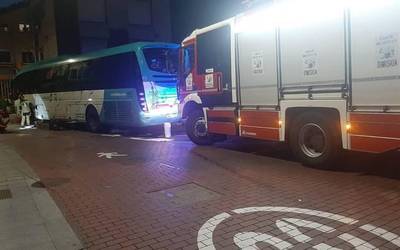 Suhiltzaileak eta Ertzaintza bertaratu ziren, autobusaren matxura tarteko