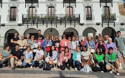 Arretako ikasleek ibilbide gidatua eskaini diete Pasira eta Osasun Ibilbideak programetako herritarrei