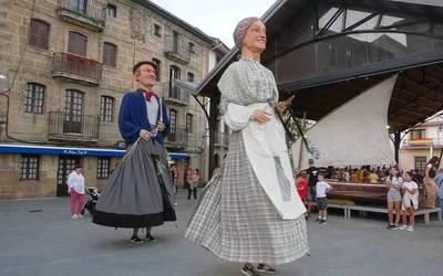 Erraldoien barrura sartu eta dantzan jartzeko aukera izan dute herritarrek