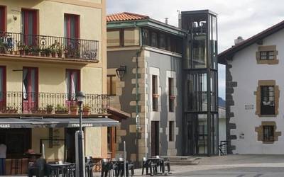 Energia aurrezteko eguzki plakak jarriko dituzte udaletxean eta kultur etxean