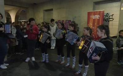Zaindariaren omenez kantuan eta dantzan