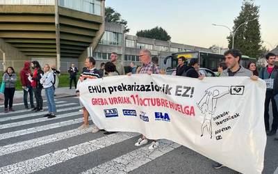 EHUko irakasle eta ikerlariek euren prekarietatea salatzeko greba egin dute gaur
