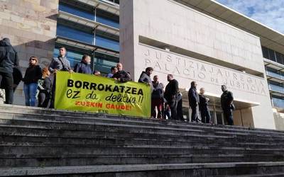 Epaitegietan deklaratu behar izan duen Alconzako lehenengo langileari elkartasuna adierazteko elkarretaratzea egin dute
