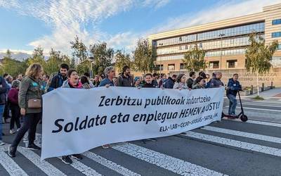 Sektore publikoko beharginak kalera atera dira gaur, haien lan-baldintzen defentsan