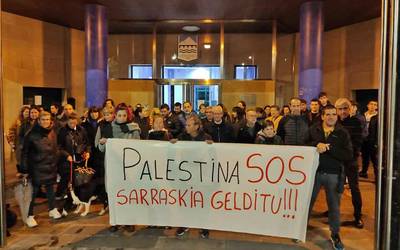 Gazako sarraskia gelditzeko eskatzeko batu dira