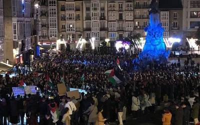 "Genozidio sionista" salatu dute Gasteizen, Palestinarekiko elkartasunez