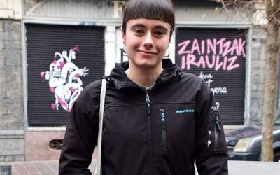 "Zaintzara mugatutako lan prekarioak egiten ditugu neska gazteok"