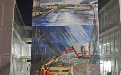 Langraiz Okako mural polemikoa ezabatzen hasi dira
