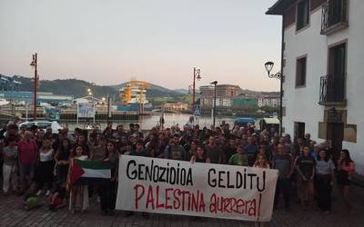 Palestinari elkartasuna adieraziz dozenaka lagun bildu da Zumaian